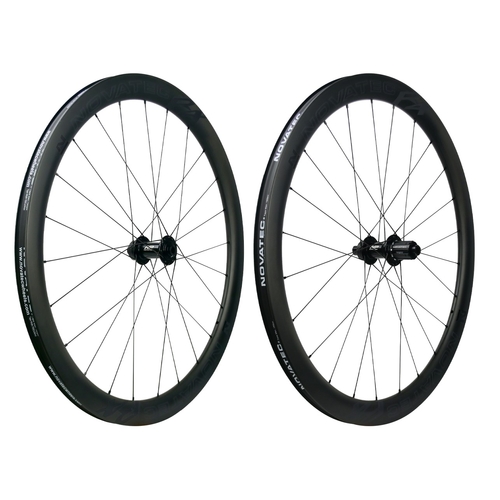 Wheelset CARBON 700c Novatec R4 Disc Centerlock (21mm inner width, 40mm deep rims). Tubeless Ready R: 142 x 12mm Thru. F: 100 x 12mm Thru max rider 11